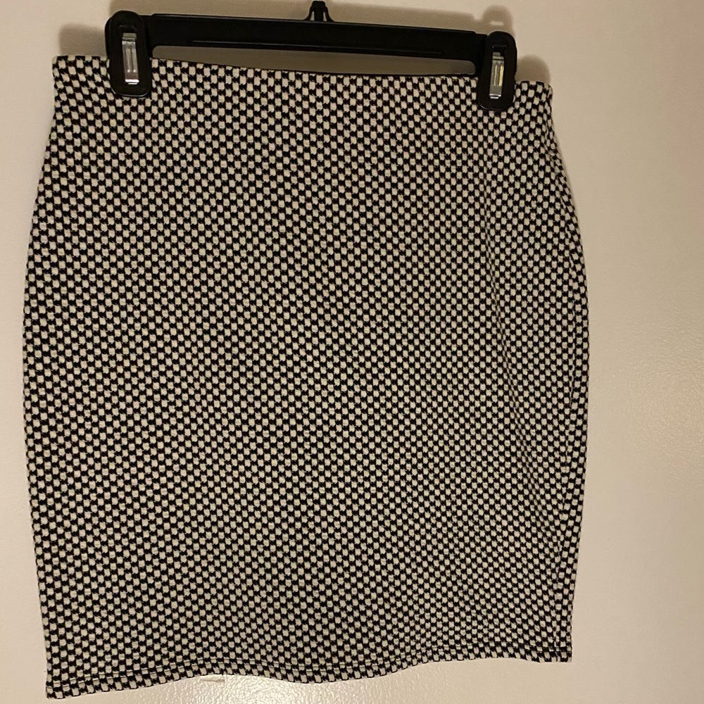 Loft Skirt. Black and White. Small size.